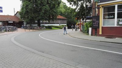 Foto: Übergang zwischen Bushaltestelle und Bahnhofseingsang in Elmshorn