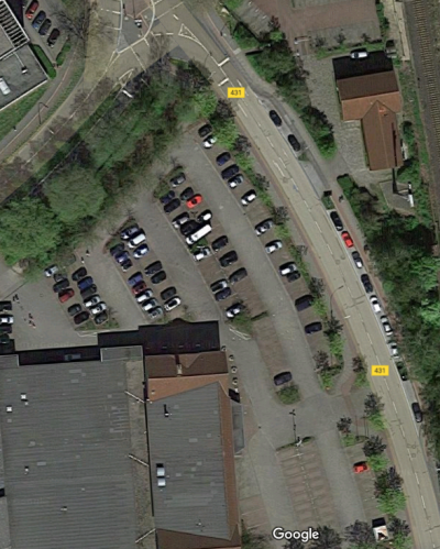 Auf dem Luftbild bei Google, kann man sehen, wie die Fläche vor der Fällaktion ausgesehen hat. Im unteren Bereich ist das Grün verschwunden.
